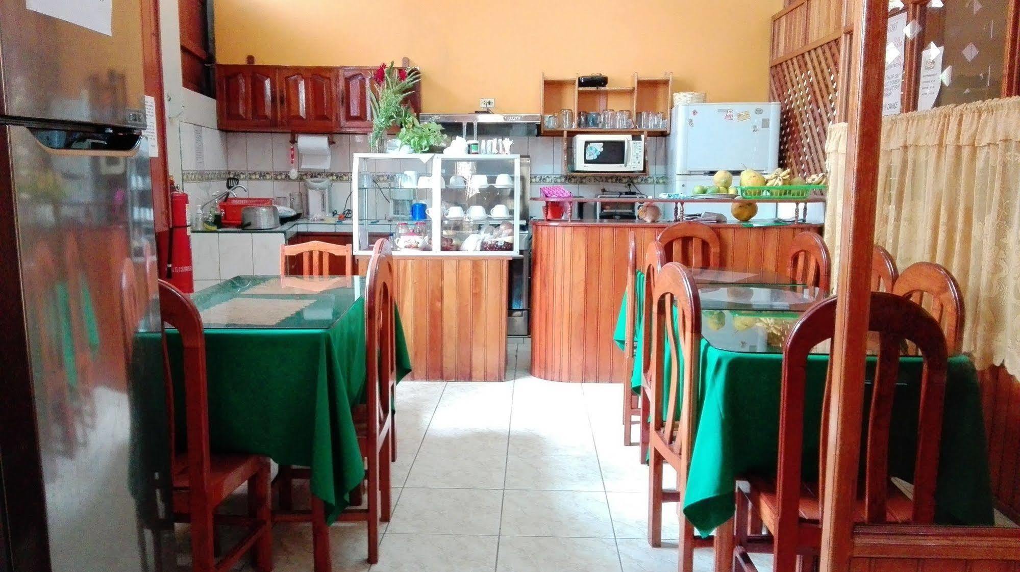 Hostal El Colibri Iquitos Exterior foto