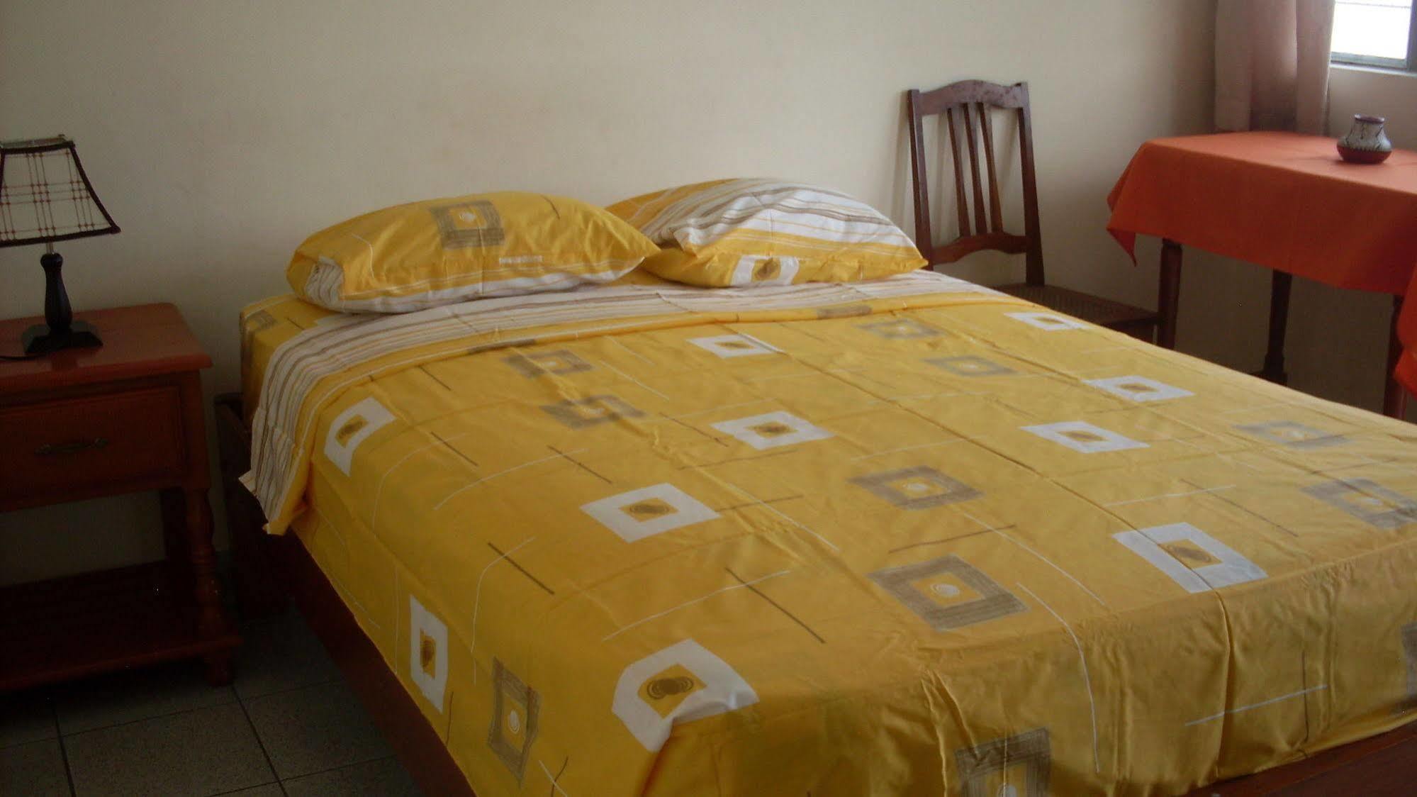 Hostal El Colibri Iquitos Exterior foto